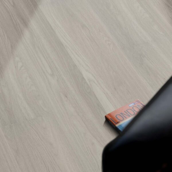 122204-vinfloors-klick-vinylboden-x-core-tec-8-mm-eiche-silber-landhausdiele_800x800